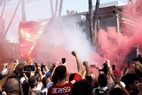 Cổ động viên AS Roma 'phát cuồng' chào đón Mourinho nhận… nhiệm sở