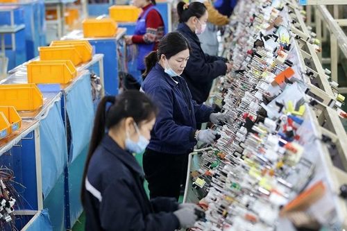 Sản xuất và dịch vụ suy giảm, 'kéo' đà tăng trưởng của Trung Quốc