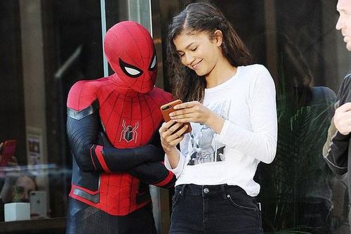 'Người Nhện' Tom Holland và Zendaya lộ ảnh hôn nhau trong xe