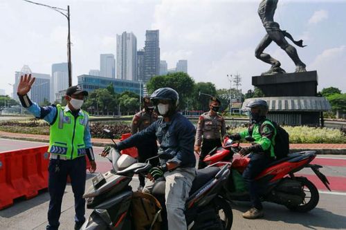 Indonesia lập chốt, ngăn di chuyển ở Jakarta và Bali trước sự bùng phát của COVID-19