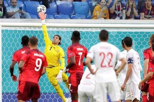 Thụy Sỹ rơi lệ rời Euro, Italia vượt qua Bỉ