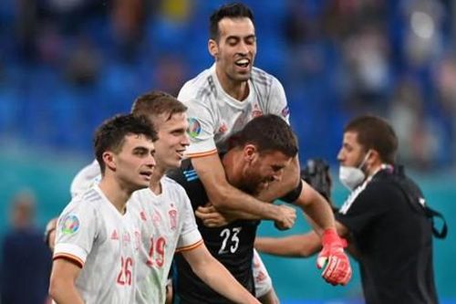 Thủ môn tỏa sáng, La Roja nhọc nhằn vào bán kết