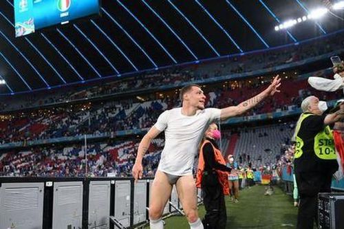 Sao tuyển Italia tụt quần làm quà tặng fan trên sóng truyền hình