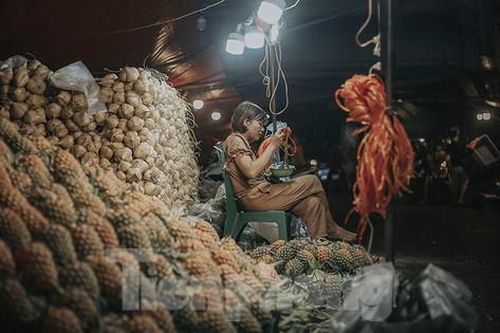 Tấp nập khu chợ đêm mùa quả chín rẻ nhất Hà Nội