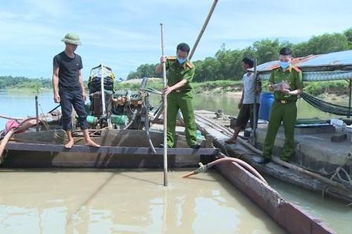 Bắt giữ nhiều tàu, phương tiện khai thác đất, cát trái phép