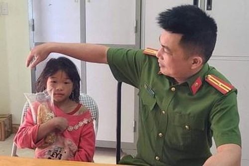 Bé gái 11 tuổi đi lạc nhiều giờ trong rừng giữa đêm tối may mắn gặp cán bộ Công an