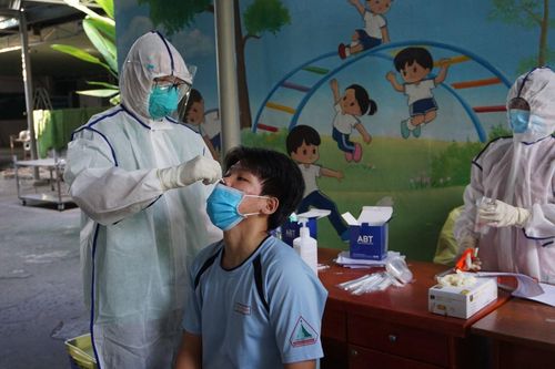 Học sinh, giáo viên TP Hồ Chí Minh yên tâm vì được tầm soát COVID-19 trước kỳ thi tốt nghiệp THPT