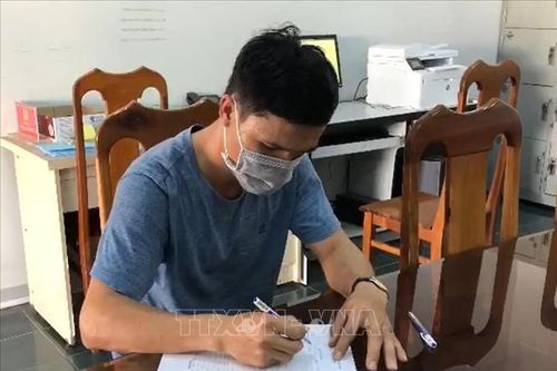 Bắt quả tang hai lái xe rút ruột 60 thùng hàng của công ty giày da