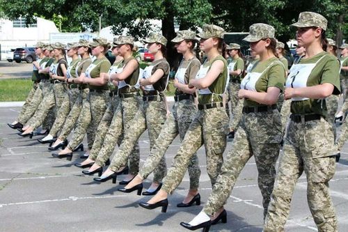Nữ quân nhân Ukraine đi giày cao gót tập diễu binh gây tranh cãi