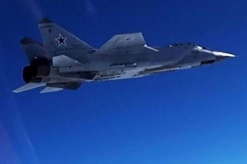 Máy bay chiến đấu Mỹ cố gắng gây nhiễu MiG-31 Nga trên Địa Trung Hải