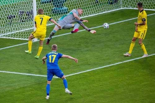 Zinchenko: Từ chạy trốn khỏi chiến tranh, thất nghiệp tới ngôi sao EURO