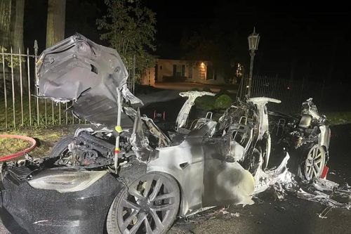 Tesla Model S bốc cháy, dấy lên những nghi ngại về độ an toàn của chiếc xe siêu hiệu năng