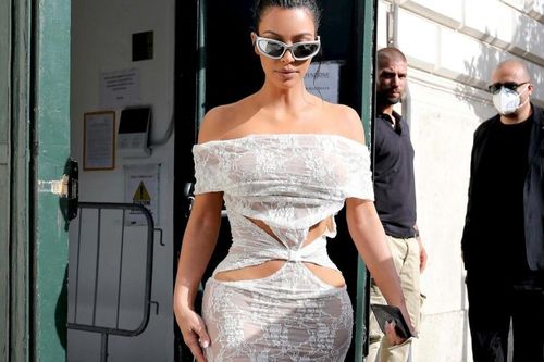 Kim Kardashian tiếp tục bị chỉ trích khi ăn mặc hở táo bạo khi đến chỗ trang nghiêm