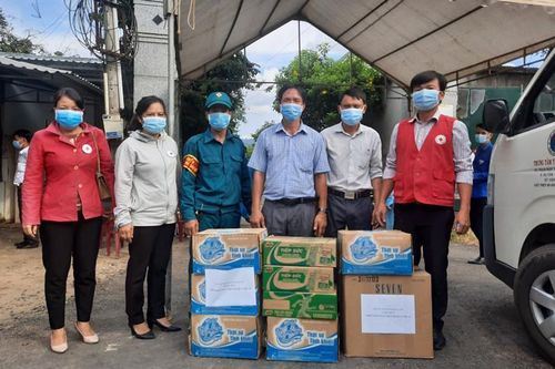 Hội Chữ thập đỏ Đạ Tẻh trao quà cho 2 chốt kiểm soát vùng dịch