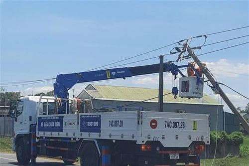 Gần 10.000 hộ dân mất điện do xe chở đất kéo đổ cột điện