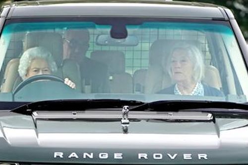 Nữ hoàng Anh tự lái siêu xe Range Rover đi xem đua ngựa