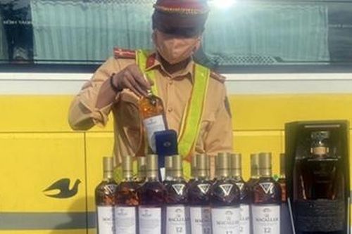 CSGT bắt giữ xe khách vận chuyển rượu lậu lúc rạng sáng