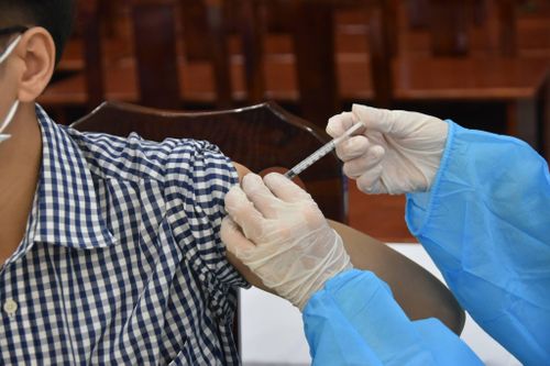Nên ăn uống thế nào sau khi tiêm vaccine COVID-19?