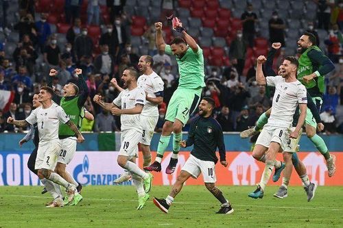 EURO 2020 ngày 3/7: Xác định cặp bán kết đầu tiên, cầu thủ Italy bật khóc