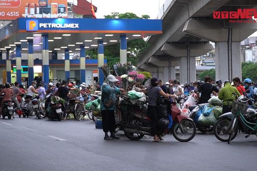 Chợ cóc, chợ tạm thản nhiên họp, bất chấp quy định phòng dịch ở Hà Nội