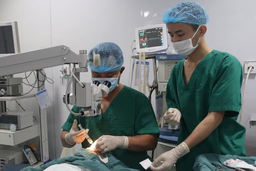 Cháu bé 19 tháng bị đinh đâm xuyên mắt trái
