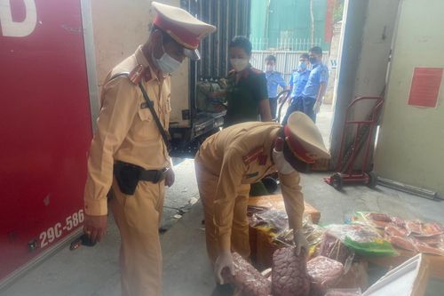 CSGT và lực lượng chức năng kiểm tra 10 tấn thực phẩm bẩn vận chuyển trên cao tốc
