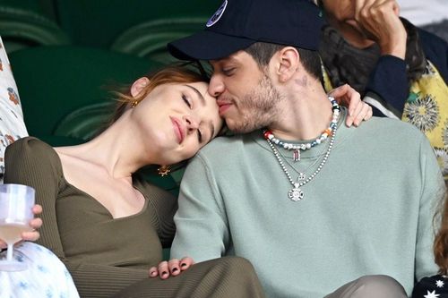 Nữ chính 'Bridgerton' âu yếm bạn trai khi xem quần vợt