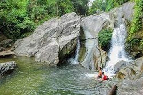 Cô gái bị đá rơi trúng đầu, tử vong