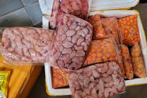 Phát hiện 10 tấn nội tạng bốc mùi hôi thối đang chở vào Nam tiêu thụ
