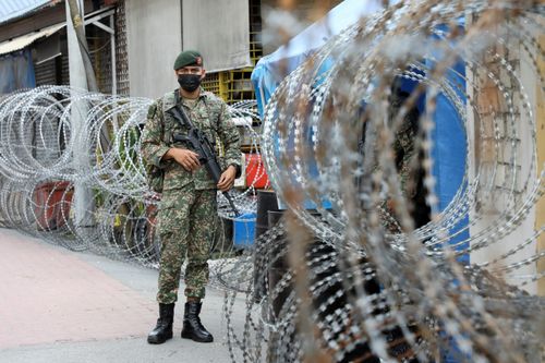 Malaysia chăng dây thép gai, siết chặt kiểm soát khu phong tỏa