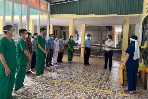 Nữ nhân viên y tế chịu tang mẹ chồng ở bệnh viện dã chiến