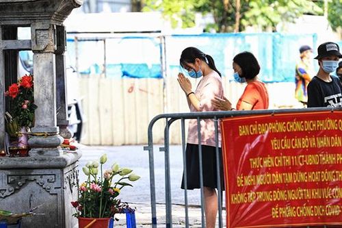 Chùm ảnh: Sĩ tử Hà Nội cầu may trước ngày thi tốt nghiệp THPT vẫn phải tuân thủ 5K