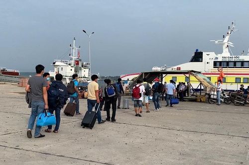 Đưa cán bộ coi thi và bộ đề thi tốt nghiệp THPT năm 2021 ra đảo Phú Quý