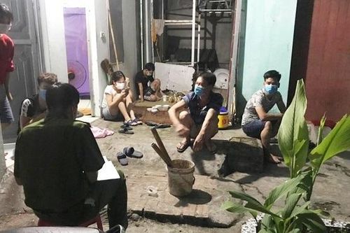 Bắc Giang: Tụ tập xem bóng đá, 5 thanh niên bị xử phạt 75 triệu đồng