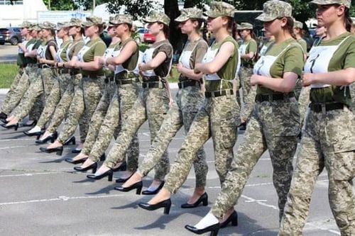 Nữ binh sĩ ở Ukraine đi giày cao gót duyệt binh