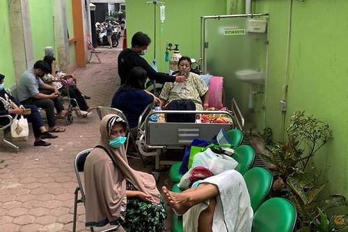Nhiều bệnh viện sắp vỡ trận, Indonesia ra lệnh tăng cường sản xuất oxy y tế