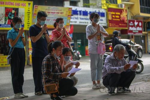 Hà Nội: Sĩ tử 'bốc đề thi' sau khi thắp hương, vái vọng trước cửa Văn Miếu – Quốc Tử Giám
