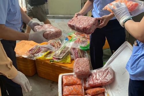 Hà Nội: Phát hiện kho hàng nội tạng động vật bốc mùi hôi thối