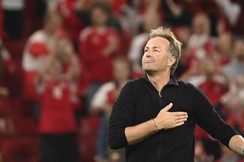 Đan Mạch vào bán kết EURO 2020 'nhờ' HLV mặc áo rách?