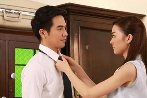 Trai trẻ khóc lặng, 'tiến thoái lưỡng nan' sau cuộc tình với bà chủ giàu có