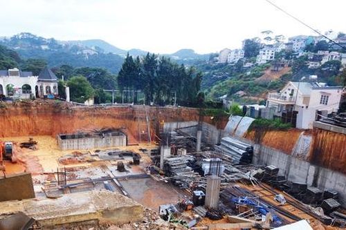 Hàng chục mét khối đất đá đổ ập xuống công trình ở Đà Lạt sau tiếng nổ lớn