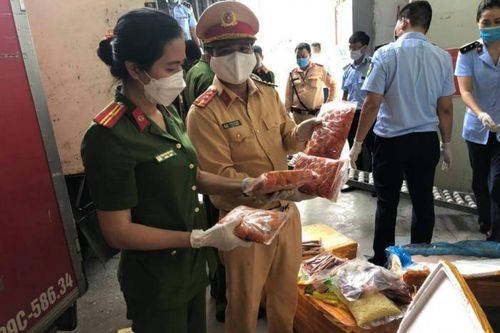 Phát hiện 10 tấn thực phẩm đông lạnh, bốc mùi hôi thối trên cao tốc