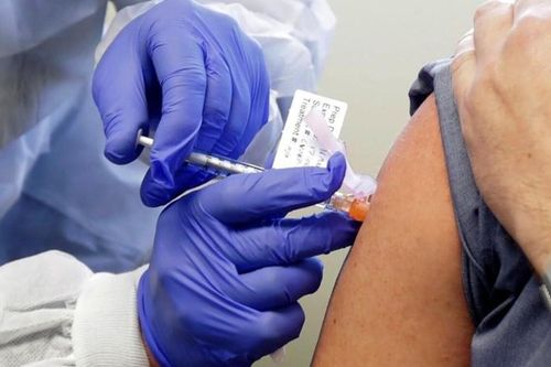 Chuyên gia cảnh báo: 'Người chưa tiêm vaccine là nhà máy sản xuất biến thể tiềm năng'