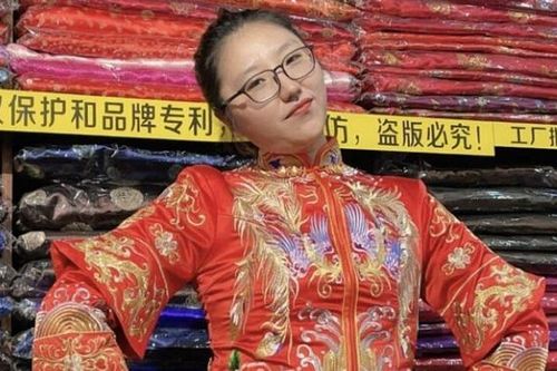 Cô gái tốt nghiệp đại học trở thành người mẫu chuyên thử trang phục cho người đã khuất