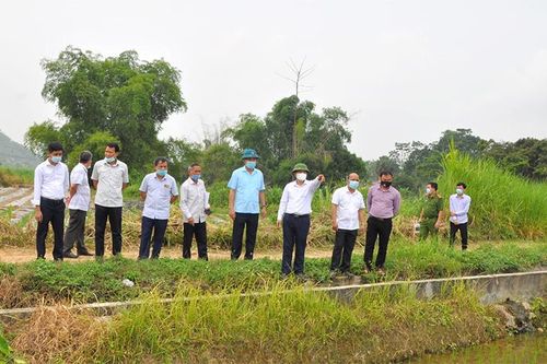 Giám đốc sở Kế hoạch - Đầu tư Vân Đình Thảo kiểm tra công trình thủy lợi hư hỏng do lũ cuốn trôi