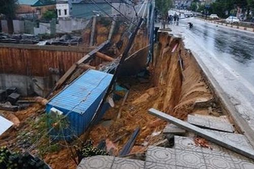 Nổ đường ống nước ở Đà Lạt gây sạt lở nghiêm trọng