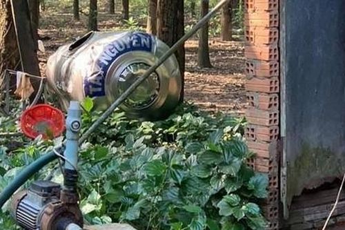 Bồn nước từ trên giàn rơi xuống đất đè 3 anh em ruột thương vong