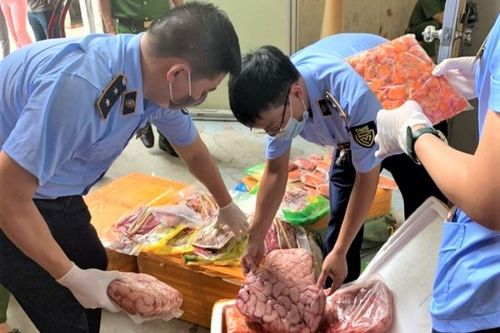 Ngăn chặn 10 tấn nội tạng đông lạnh đã bốc mùi trên đường đi tiêu thụ