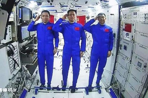Trung Quốc: 2 phi hành gia Trạm Vũ trụ Thiên cung đi bộ ngoài không gian