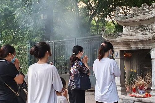 Bất chấp lệnh cấm, nhiều phụ huynh vẫn đưa con đến Văn Miếu - Quốc Tử Giám cầu may